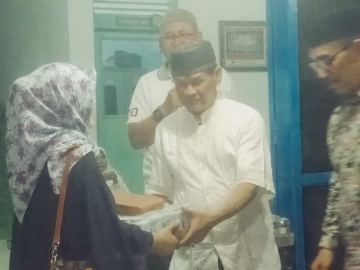 Basril Basyar menyerahkan paket Ramadhan kepada salah seorang wartawan didampingi ketua PWI Sumbar, Heranof Firdaus.