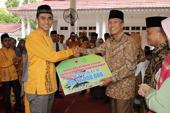 Buati Irdinansyah menyerahkan bonus secara simbolisis