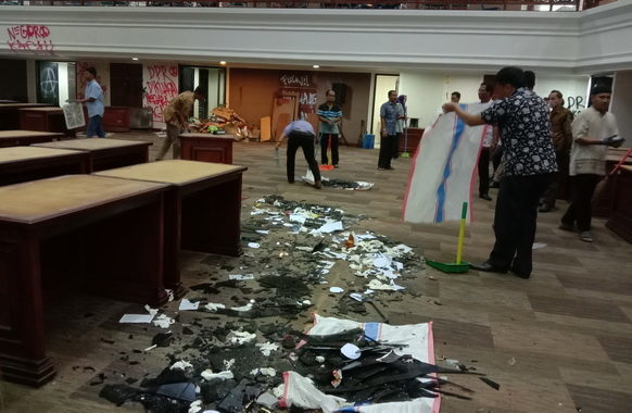 Ruang Sidang Utama DPRD Sumbar saat dibersihkan petugas kebersihan.