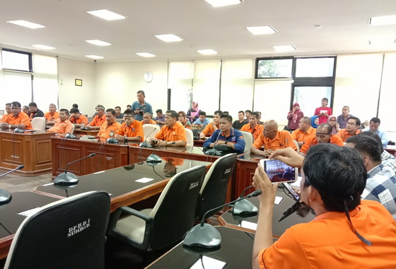 Karyawan Pt Pos Regional 2 Padang Unjuk Rasa Di Dprd Sumbar Portal Berita Editor