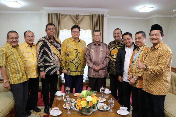 Buyung Lapau bersama Ketua DPP dan Ketua serta fungsionaris Golkar serta Wagub Nasrul Abit.