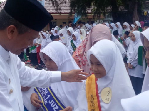 Pemasangan-slempang-hafish-oleh-Wako-Genius-Umar.