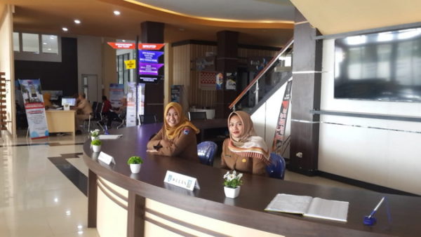 Resepsionis yang siap melayani dan memberikan informasi.