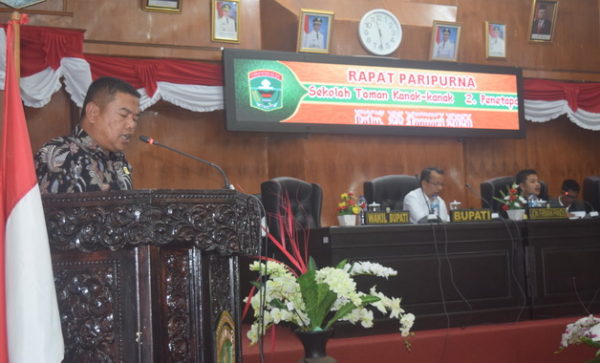 Hafni Hafiz saat membacakan Pandangan Akkhir Fraksi Partai Gerindra.