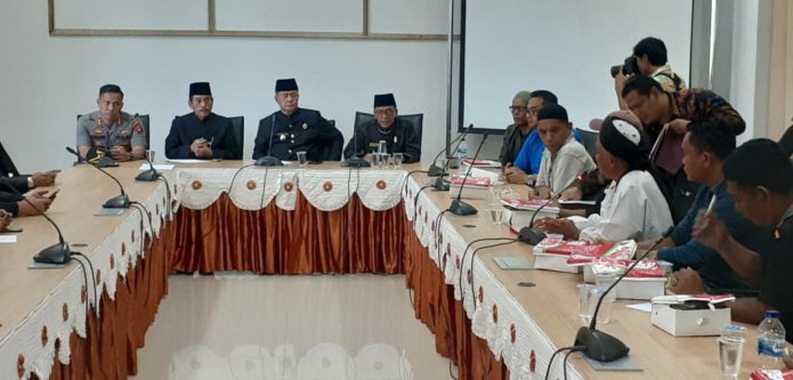 Wagub Sumbar, Nasrul Abit bersama Bupati, ketua DPRD Sijunjung menerima perwakilan warga