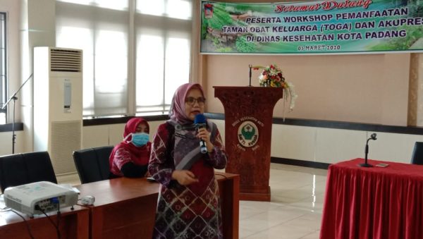 Kepala Dinas Kesehatan Kota, Ferimulyani Hamid saat memberikan pemaparan tentang kesiapan Kota Padang dalam penanganan Covid 19 dihadapan anggota Komisi IV DPRD Kota Padang.