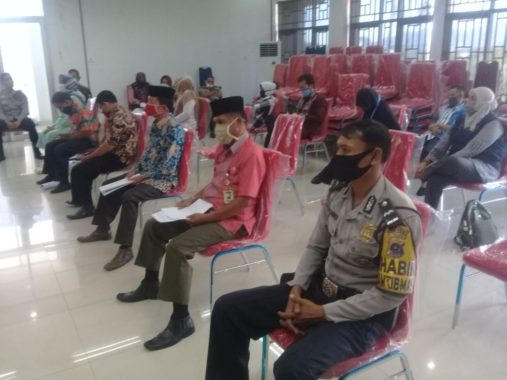 Lurah-lurah se Kecamatan Nanggalo berserta Babinkamtibmas dalam hearing Komisi I DPRD Kota Padang terkait penanganan Covid-19.