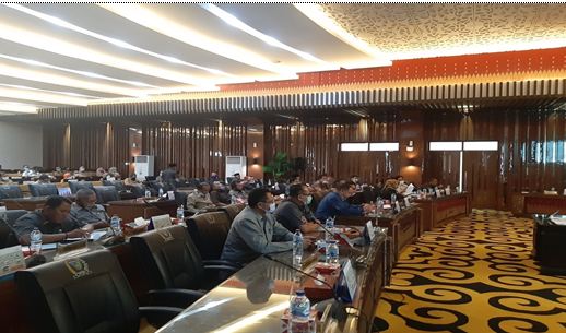 Anggota DPRD Pessel sedang mengikuti sidang paripurna penetapan Perda APBD Tahun 2021