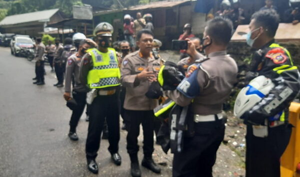 Petugas polisi saat di tkp tabrakan beruntun.