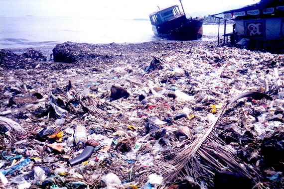 Sampah di kawasan pantai Padang.