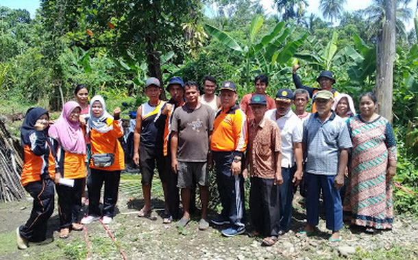 Elvi Amri bersama masyarakat Ikur Koto, Padang.