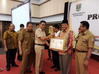 Bupati Limapuluh Kota menerima penghargaan dari GUbernur Sumbar.