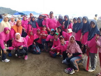 Elvi Amri bersama masyarakat Ikur Koto di Pantai Air Manis, Padang.