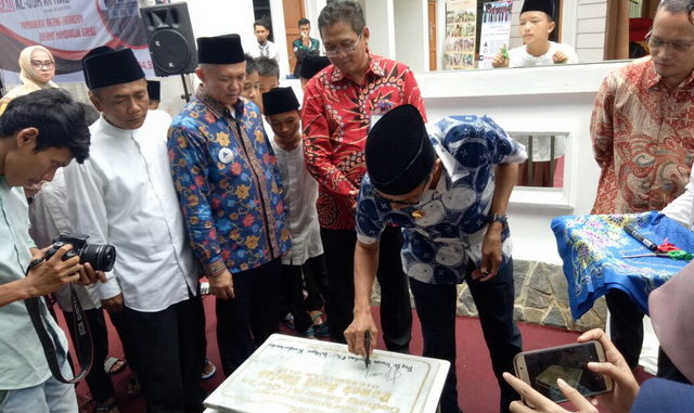 Gubernur Irwan Prayitno menandatangani prasasti pendirian Surau Al Qur'an RAS.