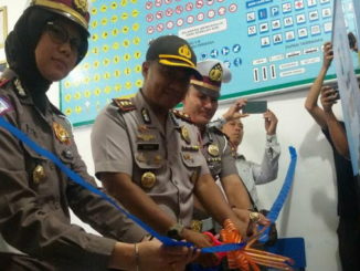 Iptu Dewi Fitri Utami bersama Kapolres Pariaman.