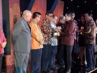 Irwan Prayitno saat menerima penghargaan dari Hari Tanu.