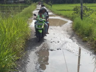 Jalan tanah di tengah kota Pariaman.