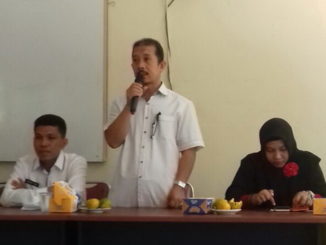 Kadisdikbud Payakumbuh Drs.A.H.Agustion sedang memberikan sambutan pada suatu acara dilingkungan kantornya.