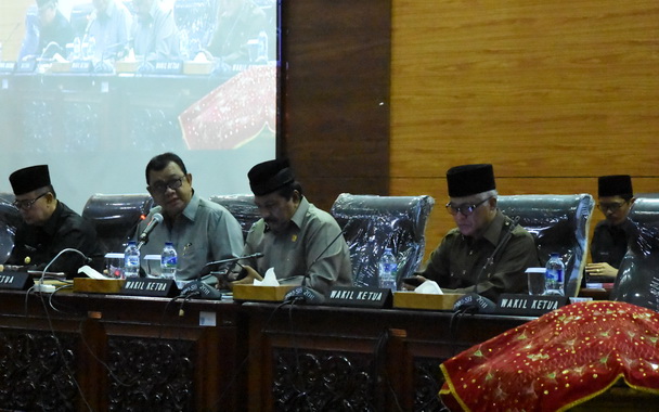Ketua DPRD Sumbar Ir Hendra Irwan Rahim Saat memimpin Rapat Paripurna