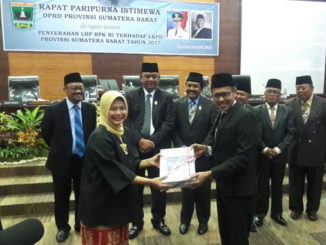 Penyerahan naskah WTP kepada gubernur Irwan Prayitno.