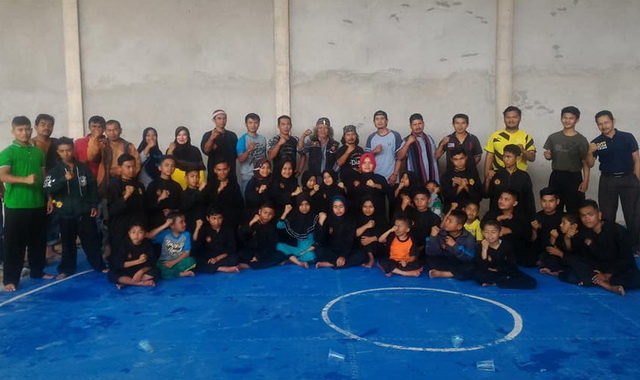 Pesilat PS AMPGI bersama pengurus, pelatih dan pembina usai prosesi Mandi Minyak.