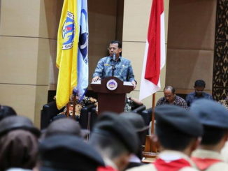 Rektor Prof. Ganefri saat memberi sambutan pada pengukuhan Uk - Ormawa di lingkungan UNP.
