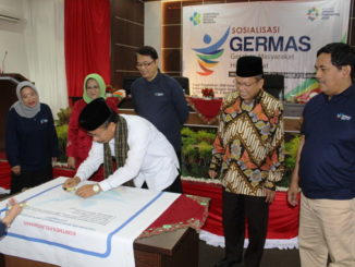 Sekdakab Solok Azwirman menandatangani poster sosialisasi Germas di Kab. Solok.