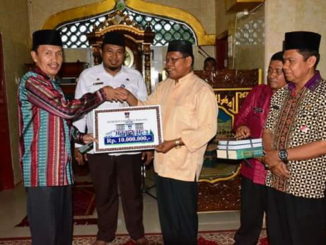 Sekdako Padang, Asnel menyerahkan bantuan untuk mesjid.