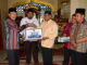 Sekdako Padang, Asnel menyerahkan bantuan untuk mesjid.