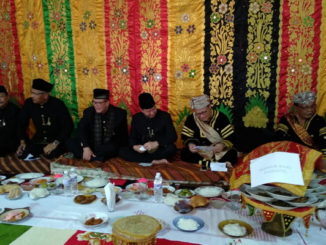 Wagub Nasrul Abit bersama ninik mamak nagari Surau Gadang.