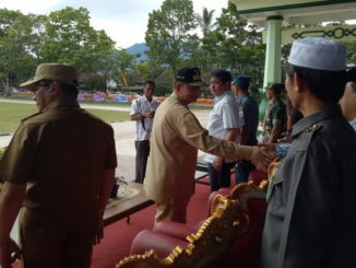 Wagub Nasrul Abit menyalami peserta peringatan Hari Otonomi Daerah tingkat Sumbar di Bukittinggi.