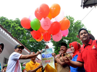 Wakil Bupati Zuldafri Darma melepas balon sebagai tanda pembukaan O2SN tahun 2018 di dampimgi oleh Kadinas Dikbud Abra dan undangan lainnya.