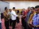 Bupati Gusmal menyerahkan reward buat nagari penyelenggara terbaik Transparansi Dana desa tahun 2018.
