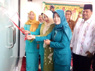 Bupati Irfendi Arbi saat menyaksikan operasional sinyal HP di Nagari Sungai Talang.