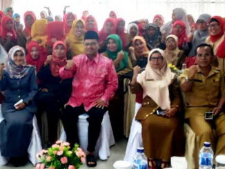 Bupati Limapuluh Kota Irfendi Arbi bersama guru honor se Kabupaten Limapuluh Kota.