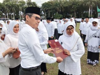 Gubernur Irwan Prayitno memberikan penghargaan satya lencana 10, 20 dan 30 tahun kepada pegawai Kemenag Sumbar dan guru-guru madrasyah.