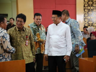 Irjen Kemenristekdikti Jamal Wibowo bersama Rektor Ganefri dan Warek IV Syahrial Bakhtiar di UNP.