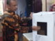 Ketua KPU Bukittinggi Benny Aziz SE memperlihat Kotak suara dari kardus yang telah di pakai untuk pemilu sebelumnya.