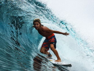 Pemain surfing di indahnya ombak kepulauan Mentawai.