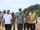 Nasrul Abit saat melakukan peninjauan Main Stadium di Padang Pariaman.
