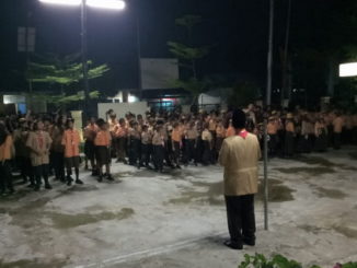 Nasrul Abit saat memimpin Apel Pramuka di Sikakap.