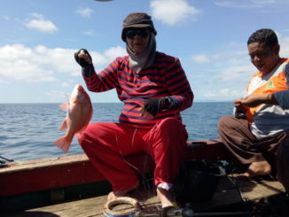 Wagub Nasrul Abit dengan ikan hasil pancingannya.