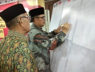 Wagub Nasrul Abit membubuhkan tandatangan pada bedah buku sekaligus menyiapkan pengusulan pejuang kemerdekaan, Chatib Sulaiman, jadi pahlawan nasional.