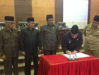 Wakil Gubernur Sumbar Nasrul Abit saat manandatangani nota kesepakatan Ranperda RTRW
