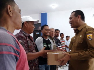 Wako Genius Umar menyerahkan bantuan buat nelayan Kota Pariaman.