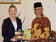 Wako Mahyeldi bersama Sekretaris II Bidang Politik Kedubes Australia untuk Indonesia Mrs. Ami Keough.