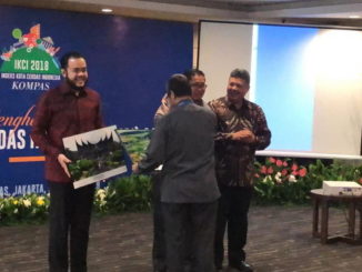 Wako Padang Panjang Fadly saat menerima penghargaan ICKI 2018.