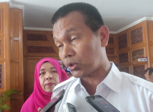 Wali Kota Pariaman Genius Umar didampingi Kadis Kominfo Kota Pariaman, Nazifah.