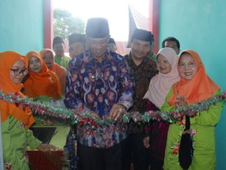 Bupati Gusmal memotong pita tanda peresmian gedung baru SMPN 2 Gunung Talang.
