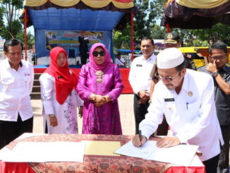 Bupati Pasbar, Syahiran menandatangani naskah peresmian pemakaian 4 gedung pemerintahan yang baru dibangun.